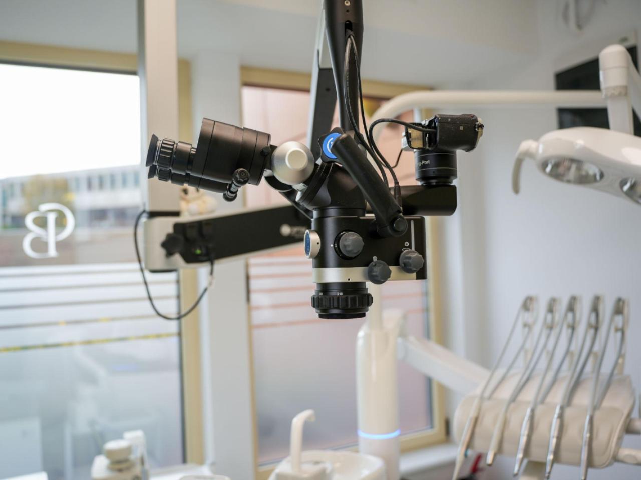 Endodonție avansată - Abordăm fiecare caz cu maximă atenție la detalii, utilizând tehnologie de ultimă generație pentru a salva și conserva dintele natural ori de câte ori este posibil.