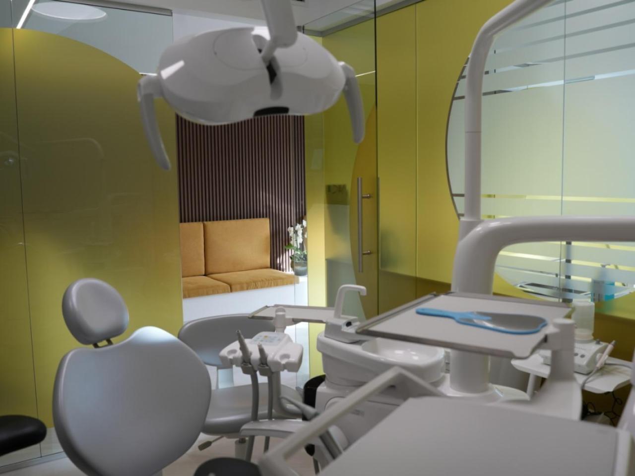 Implanturi dentare - Analizăm structura osoasă, starea generală a sănătății orale și particularitățile fiecărui pacient, pentru a construi un plan personalizat, sigur și eficient.